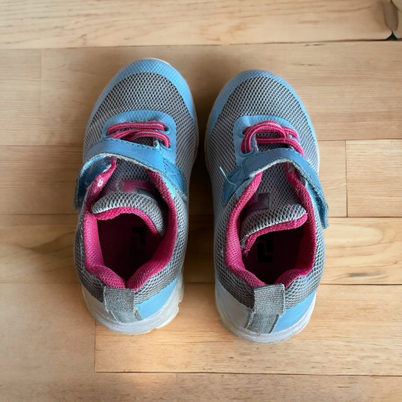 Sky blue  size 9 toddler gym shoe no brand, pink inside - Picture 6 of 8